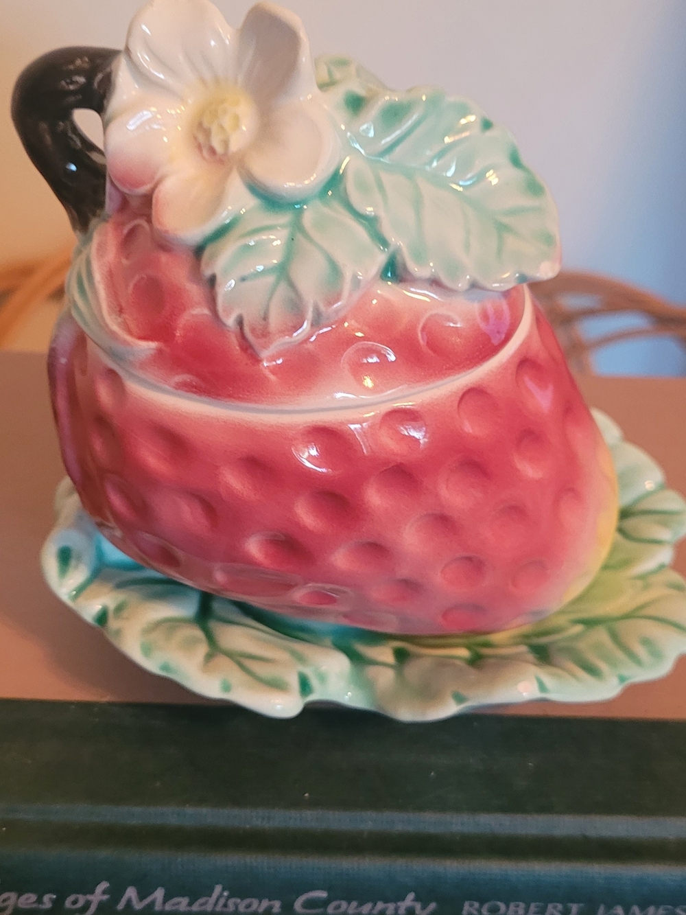 Mejolica CeramicStrawberry Bowl With Lid  with Green Leaf Accent